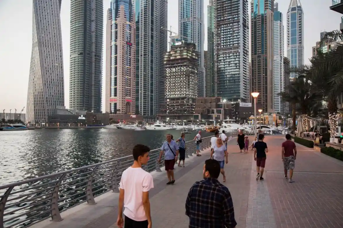 التنزه في مارينا واك: تجربة التسوق والترفيه بجانب الماء