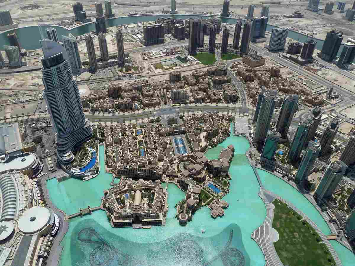 چشم_انداز شهر دبی از بالکن طبقه_ بالای برج خلیفه