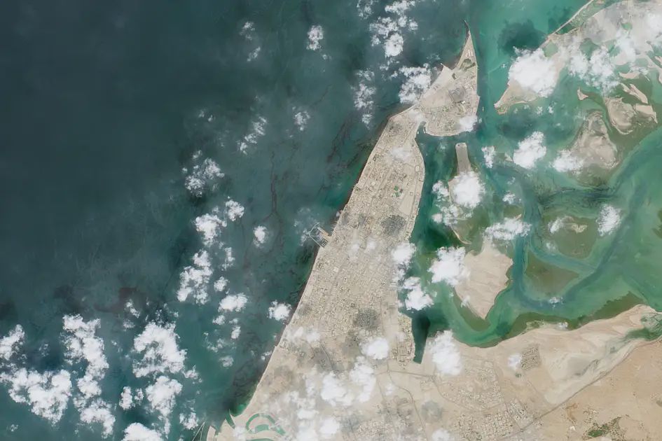 إغلاق شواطئ الشارقة وأم القيوين ورأس الخيمة بسبب تسرب نفطي