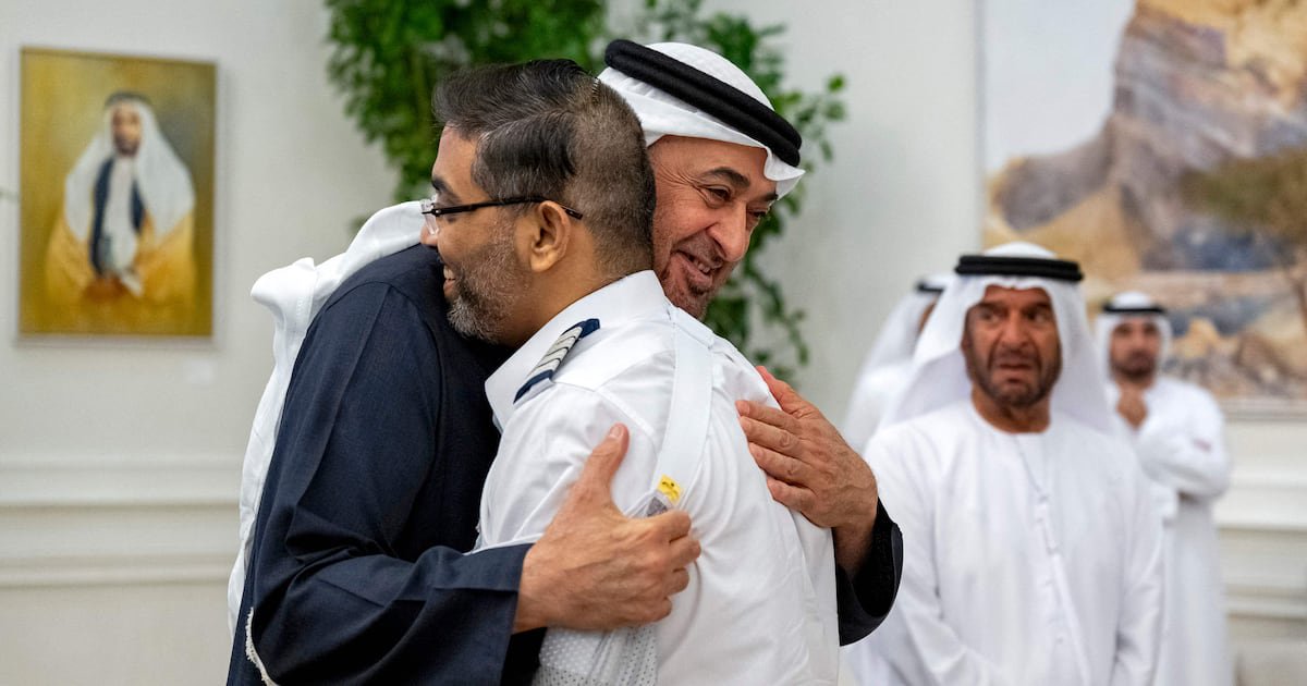 Sheikh Mohamed Honours flydubai Hero Captain, Offers Jiu-Jitsu Lessons